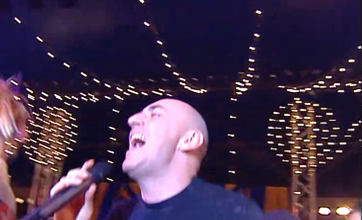 Sergio Sgrilli canta la sigla finale di