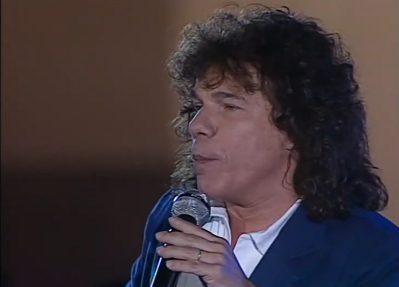 Riccardo Cocciante canta 