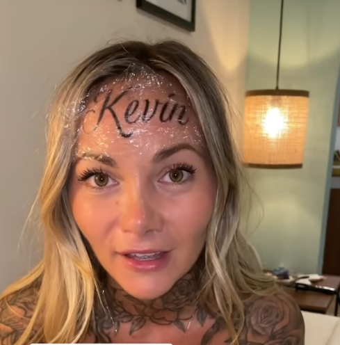 Influencer si fa tatuare in fronte il nome del fidanzato
