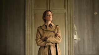 Olivia Nausner. Il trench esclusivo dal taglio impeccabile