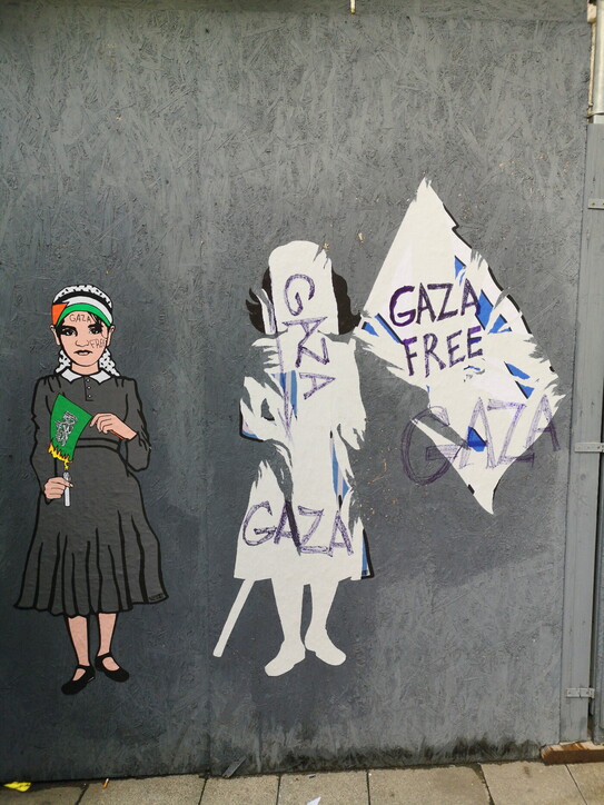 Fotogallery - Milano, vandalizzato il murale di Anna Frank con la bimba palestinese a 24 ore dalla realizzazione - foto 3