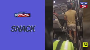 Perché un passeggero ha deciso di scendere dall'aereo in ginocchio?