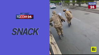 Afghanistan, i talebani pattugliano le strade di Kabul sui pattini