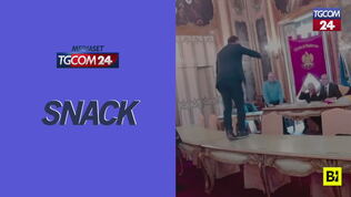 Palermo, consigliere comunale salta su banco presidente