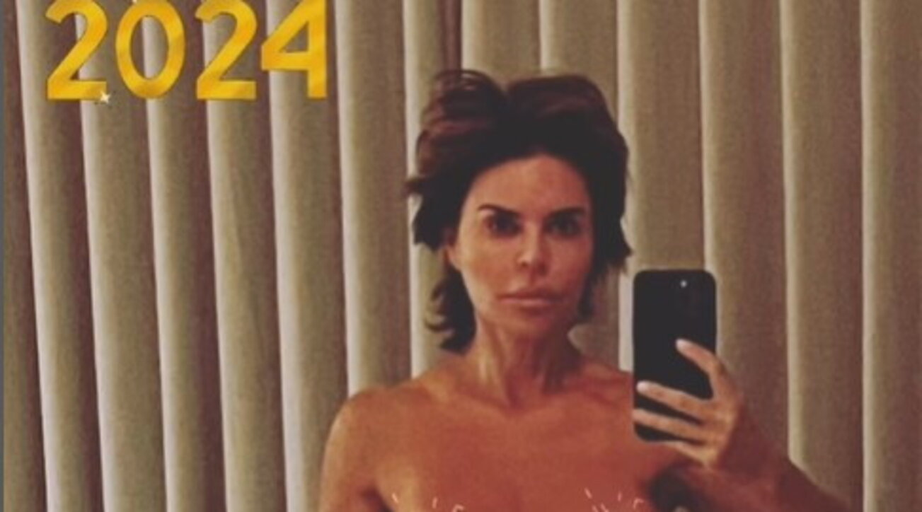 Lisa Rinna, ona mutlu bir 2024 dilemek için önden tamamen çıplak olmayı seçti