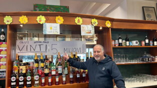 Fotogallery - Milano, nel bar dove &egrave; stato vinto il primo premio della Lotteria Italia