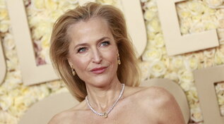 Golden Globe 2024: Gillian Anderson splendida con i capelli grigi