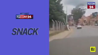 Elicottero della polizia perde il controllo e atterra in mezzo alla strada