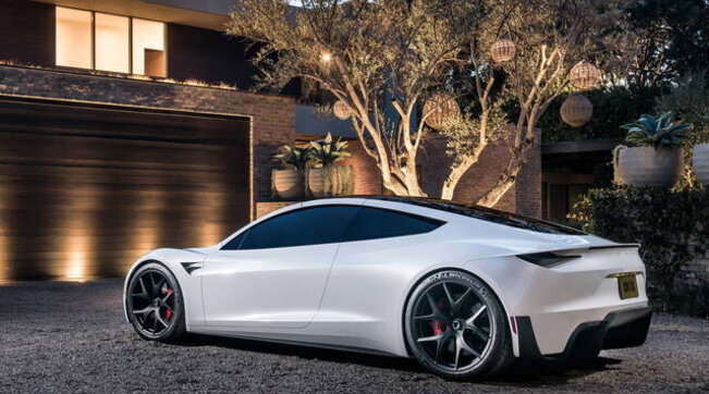 Elon Musk, yeni Tesla Roadster hakkında konuşmaya geri döndü.