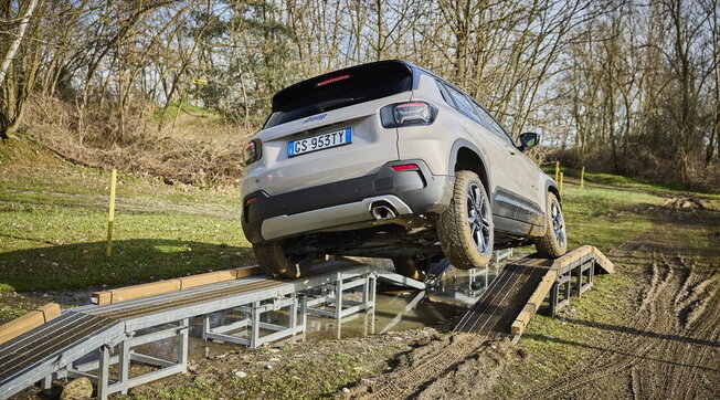 Jeep Avenger e-Hybrid oluyor.