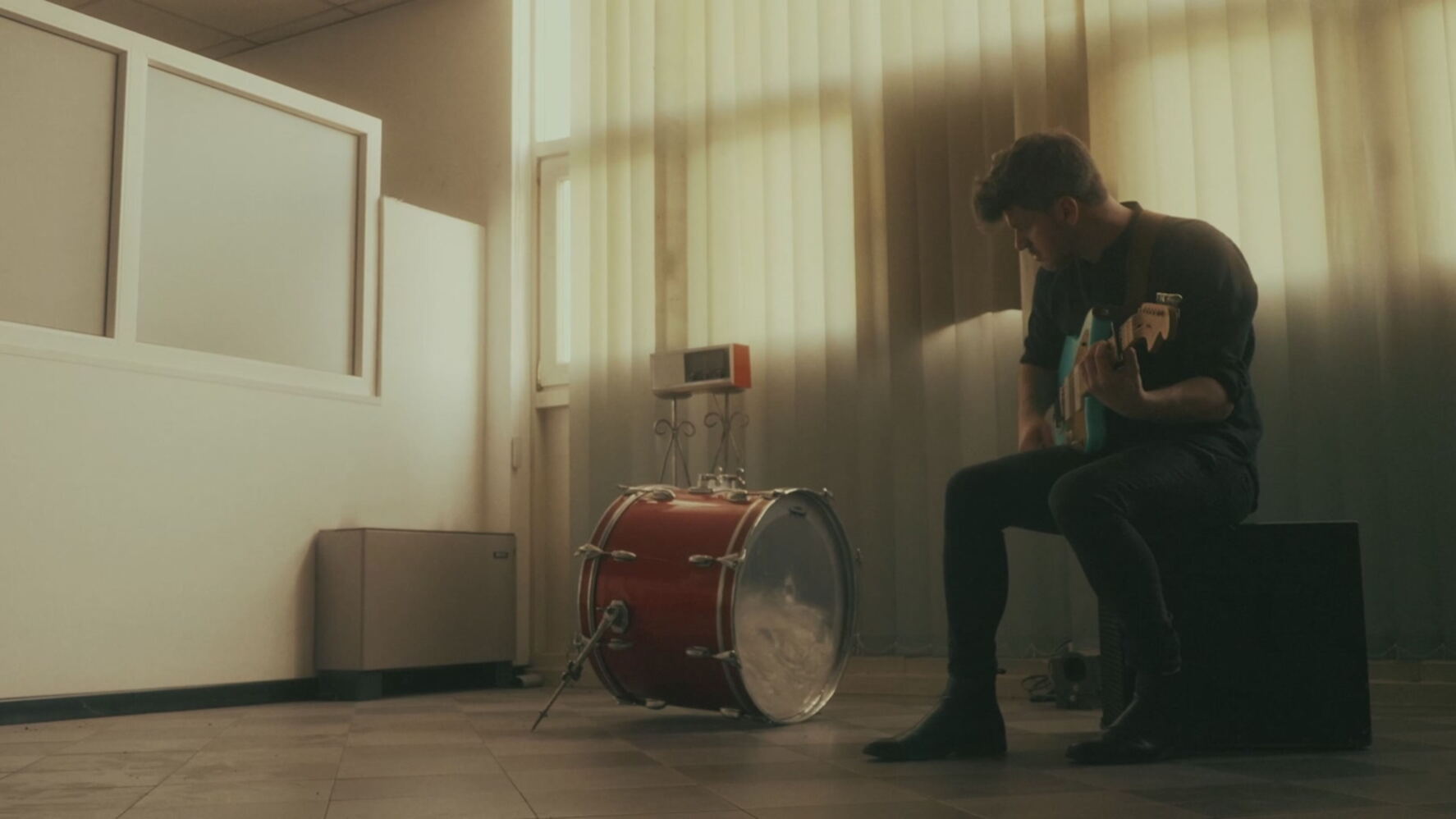 Damien McFly'ın yeni videosu “Superlovers”ı izleyin