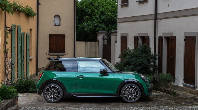 Yeni MINI Cooper C ve Cooper S'nin benzinli motorları.
