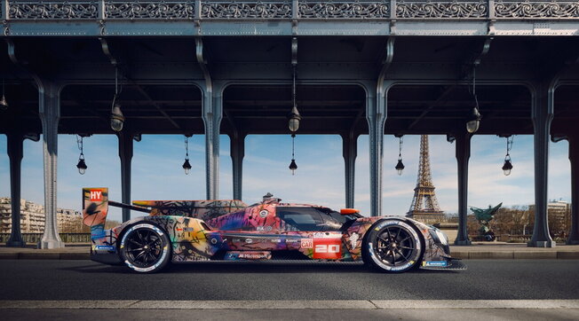BMW M Hybrid V8 Art Car, sanat ve motor sporları arasında.
