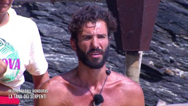 "Ünlülerin Adası", Artur Dainese'ye karşı olan tüm kazazedeler | Sonra büyükannesi için ağlıyor