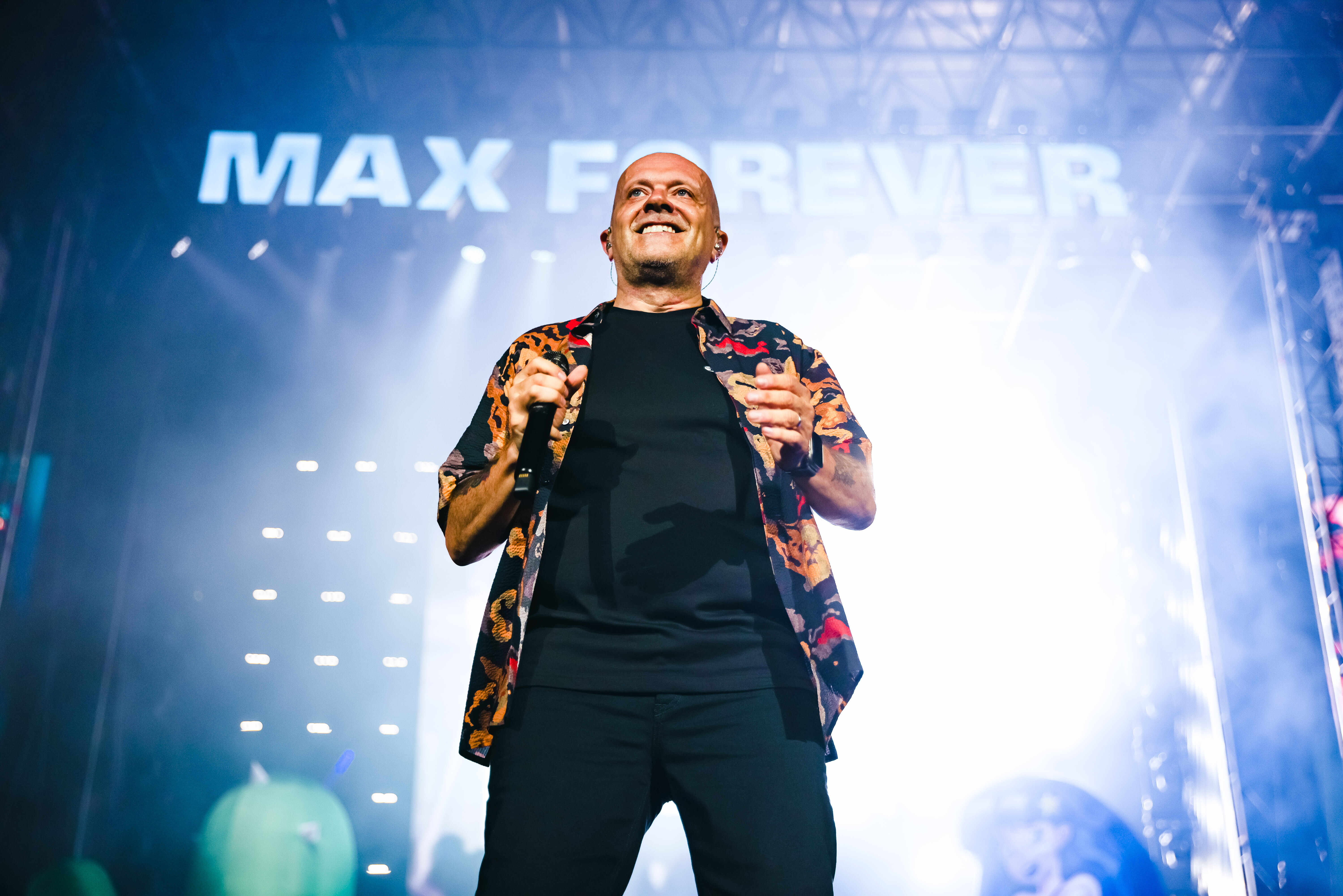 Max Pezzali Torino'daki stadyum turunun açılışını yapıyor