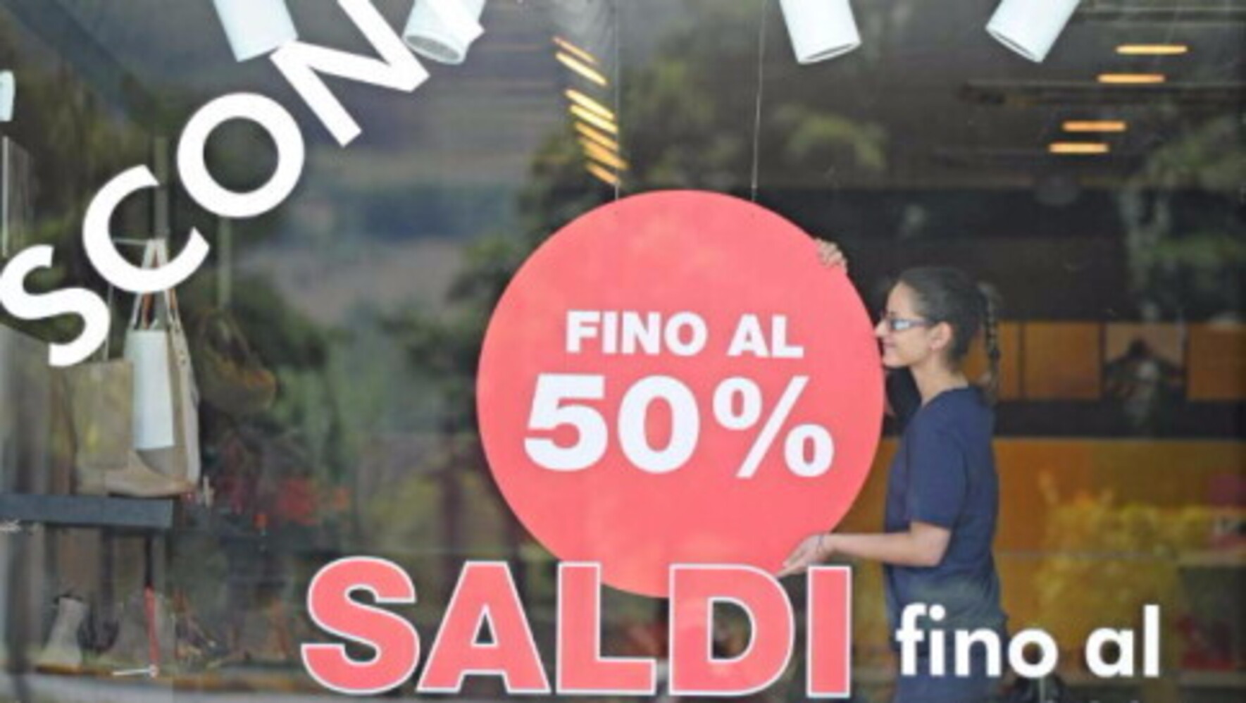 Saldi al via il 4 gennaio, spesa media 307 euro a famiglia