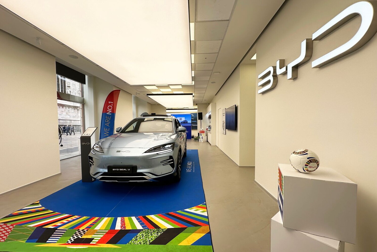 La cinese Byd sorpassa Tesla con ricavi oltre i 100 miliardi di dollari nel 2024