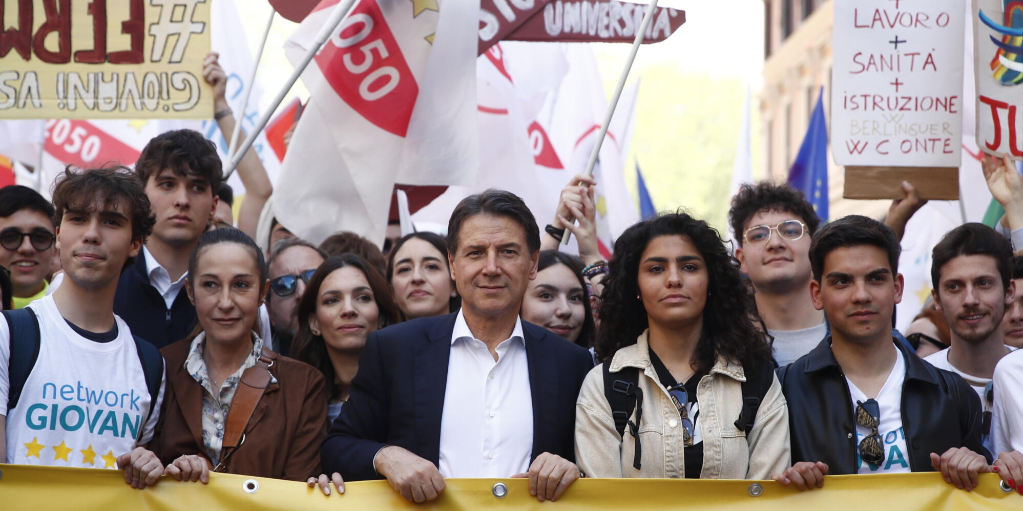 A Roma la manifestazione contro il riarmo Ue, Conte: "In 100mila per dire no a questa follia"
