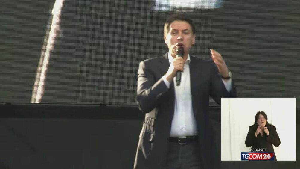 Conte dal palco: "L'alternativa parte da qui"