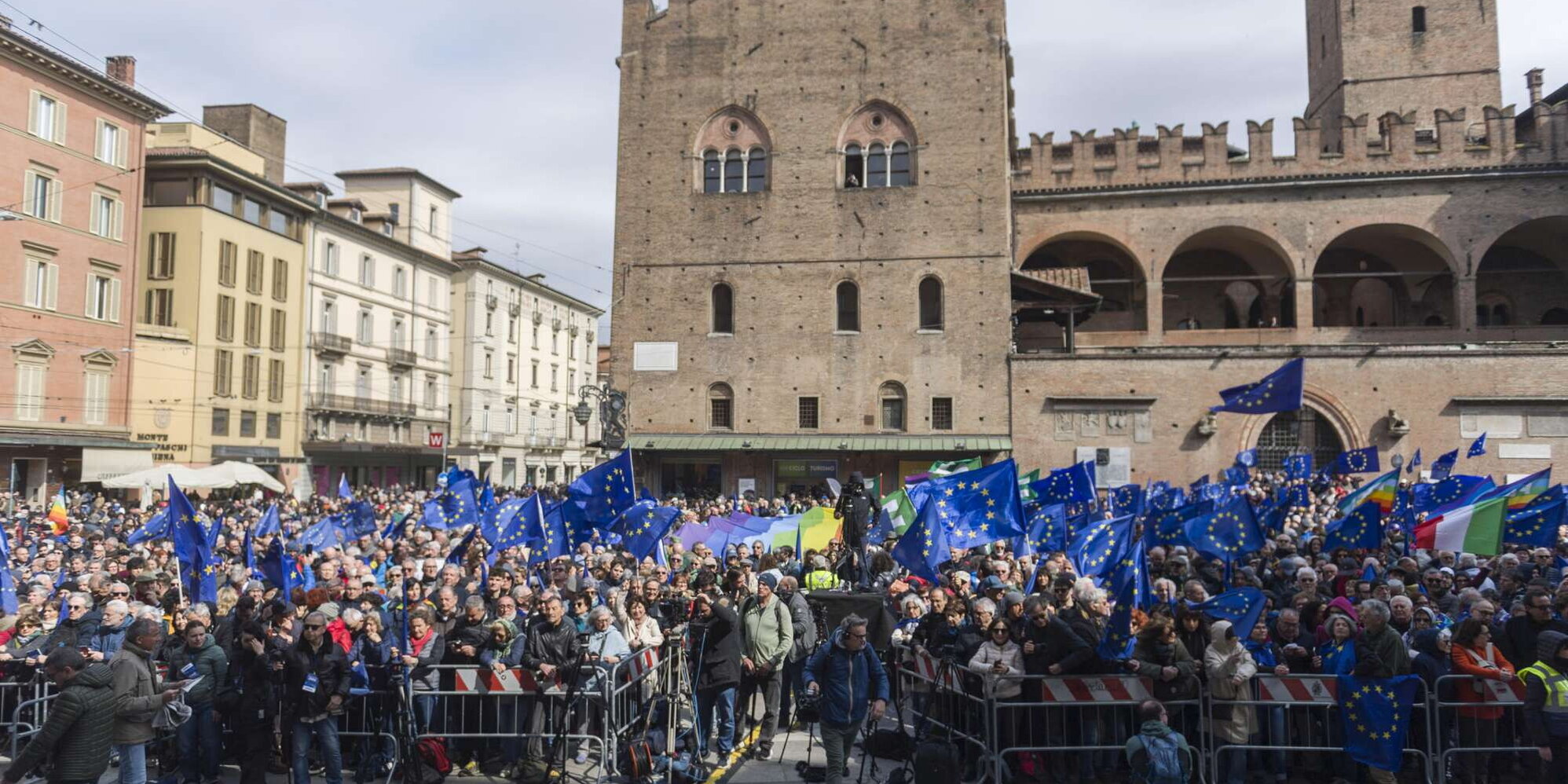 A Bologna due manifestazioni una pro Ue, l'altra contro: scontri tra manifestanti e polizia