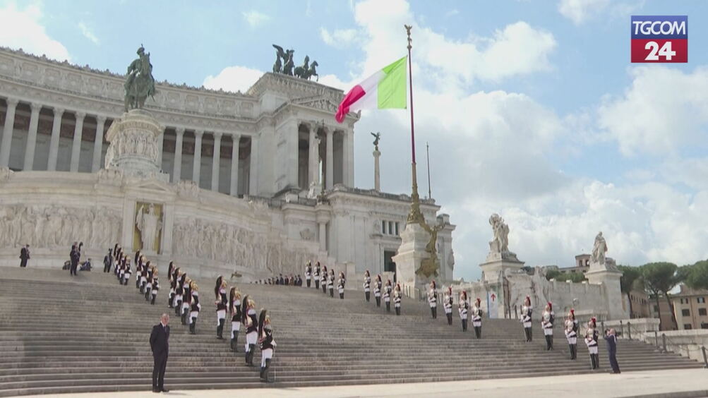 Reali inglesi in Italia, Re Carlo III depone una corona di fiori all'Altare della Patria