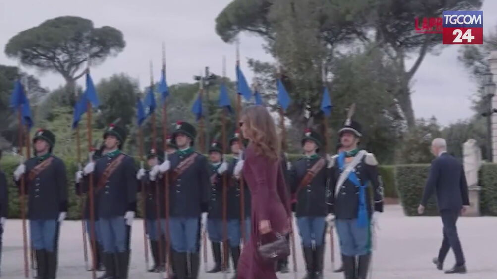 Rania di Giordania accolta da Giorgia Meloni a Villa Pamphilj