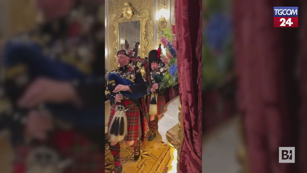 Al Quirinale come in Scozia: Mattarella riceve... le cornamuse