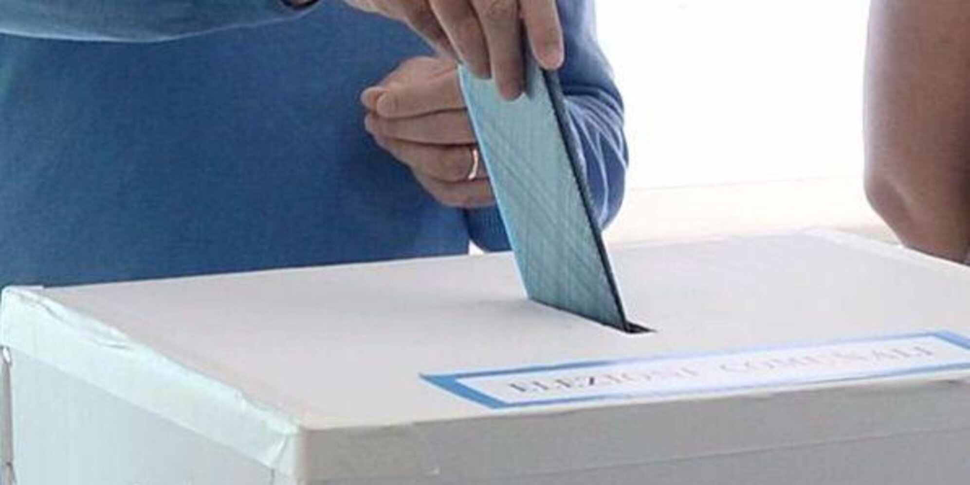 Elezioni amministrative, al voto Genova e altri 116 Comuni: urne aperte fino alle 23 | Alle 12 affluenza in calo: è al 13,55%