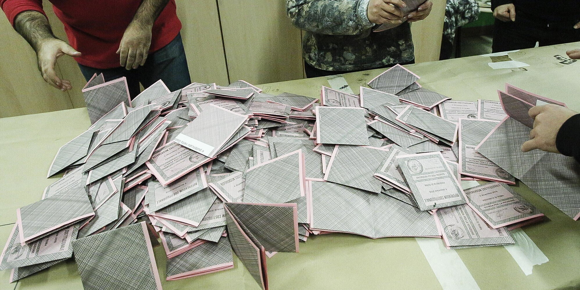 Elezioni amministrative, a Genova vince il centrosinistra: Piciocchi si complimenta con Salis | Ballottaggio certo a Matera, probabile a Taranto