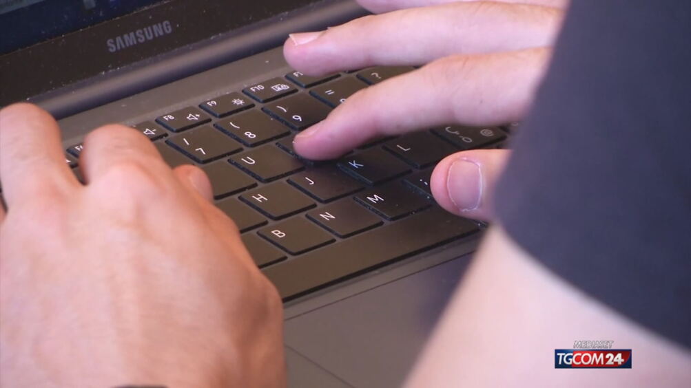 Minacce alla figlia della Meloni, il professore: "Chiedo scusa"