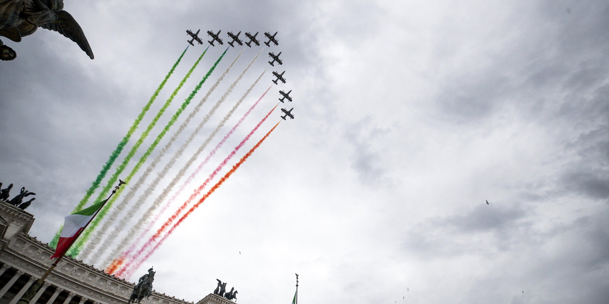 2 giugno, Giorgia Meloni: "Onorare chi ha dato vita per difendere l'Italia" | Mattarella: "Il popolo scelse la pace e la libertà"