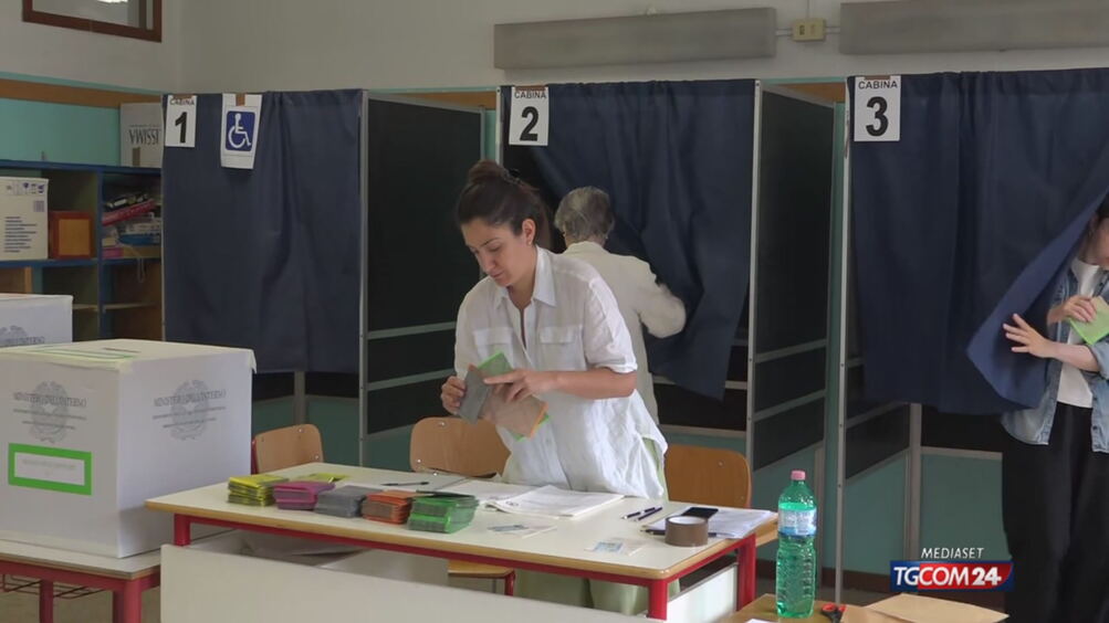 Elezioni, urne aperte per referendum e amministrative