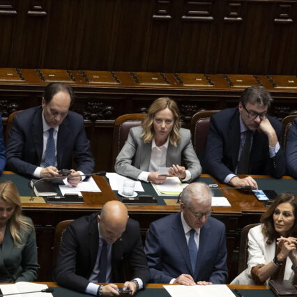 Meloni: "Non lascio l'Italia indifesa, sì alle spese militari al 5%" | Schlein: "Ci dica che non saremo trascinati in guerra"