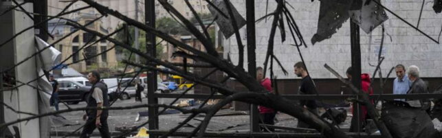 Droni e missili russi su Kiev, incendi e distruzioni in quattro quartieri della città