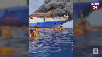 Traghetto a fuoco: i passeggeri si buttano in mare