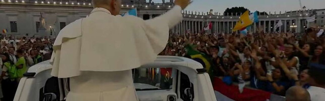Giubileo dei giovani, il Papa a sorpresa in Piazza San Pietro: il saluto alla folla