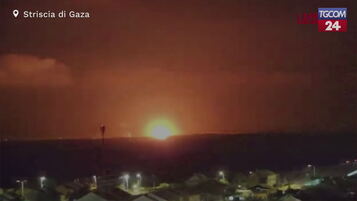 Gaza, nuove esplosioni nella notte: il cielo sulla Striscia si illumina