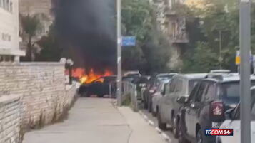 Manifestanti incendiano cassonetti dell'immondizia vicino casa Netanyahu