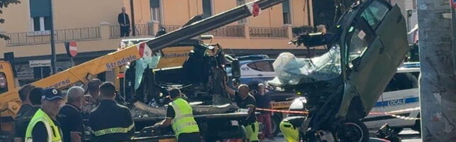 Bologna, inseguito dalla polizia si schianta in auto contro un palo: morto 18enne