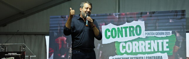 Pontida, Salvini presente nonostante le coliche renali | Sul palco anche Vannacci | Sul pratone striscioni anti-Islam e gigantografie di Kirk