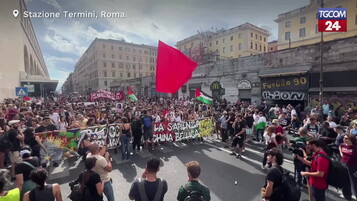 Sciopero per Gaza, migliaia bloccano la stazione Termini a Roma