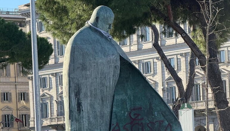 Statua di Wojtyla imbrattata a Roma, Gasparri accusa il linguaggio di Landini