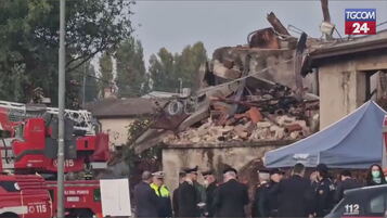 Verona, casale fatto esplodere durante lo sgombero: le immagini delle macerie