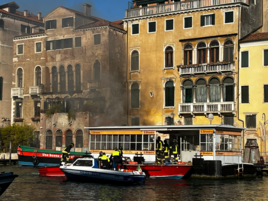 Venezia, scoppia incendio su un'imbarcazione: nube di fumo nera