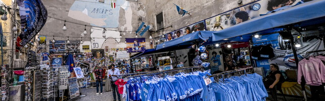 Napoli, sequestrate magliette e gadget al murale di Maradona