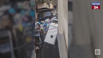Napoli, il vicolo diventa una discarica a cielo aperto e l'ambulanza resta bloccata