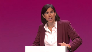 "Democracy is at risk": Schlein parla in inglese al congresso del Pse