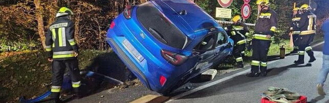 Curioso incidente a Bolzano: esce di strada e centra il cartello che invita alla prudenza stradale