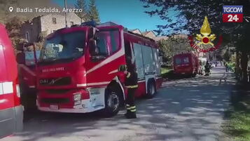 Arezzo, ritrovato l'elicottero precipitato: soccorsi sul posto