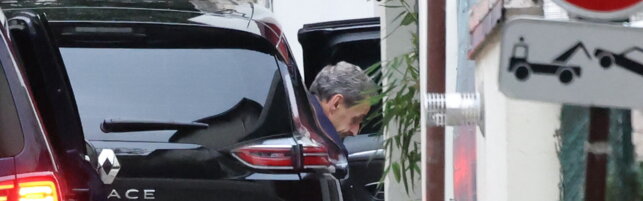 L'auto di Sarkozy lascia il carcere della Santé